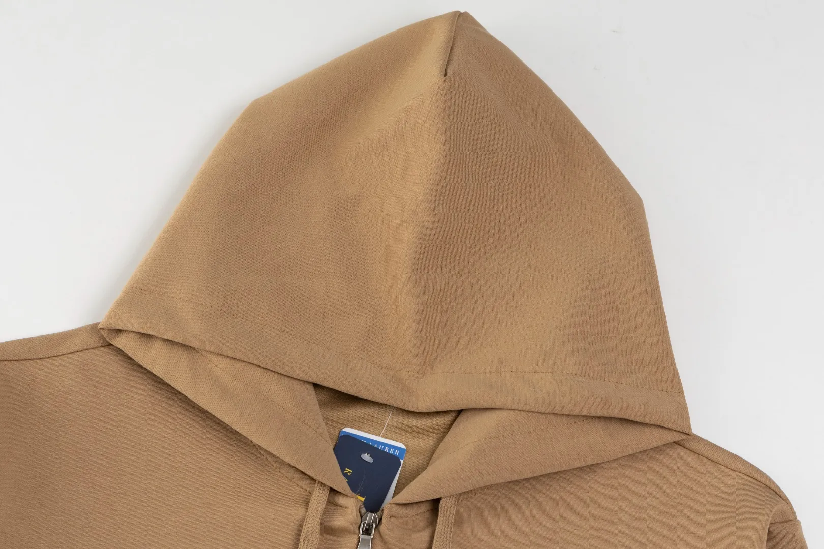 P236 #R95 Ralph Lauren/Ralph Lauren Twelve Color Pony🐎 Embroidered zipper cardigan jacket hooded sweatshirt This hooded sweatshirt is decorated with a simple style that represents Ralph Lauren. It is paired with a pony embroidery pattern, which is three-dimensional and full! The solid color fabric paired with exquisite embroidery instantly sets it off! Hooded sports design, loose and casual fit! The overall texture is very strong! Through the pictures, we can feel the thickness and texture of custom-woven and dyed threads. The workmanship is exquisite. They are shipped from major foreign trade factories. They are all made by masters with many years of experience. Everything is of high standards and requirements! Simple and versatile style ~ super delicate and soft, close to the body without being tied, all fabrics and accessories are original custom-made and of high quality! Perfectly reflects the brand’s sense of superiority! Standard cut, comfortable stretch, unrestricted movement! Highly practical, high-end and classy! Versatile style ~ can be paired with jeans or jogging pants. Ideal for transitioning from your morning commute to weekend events!  Color: Black with red label Black with white label Khaki Navy blue with red label Navy blue with white label White Light gray Dark gray Burgundy Army green Light blue Pink Size: S M L
